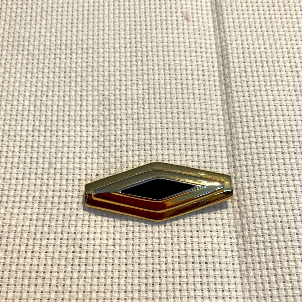 St John 2” black/gold bar pin